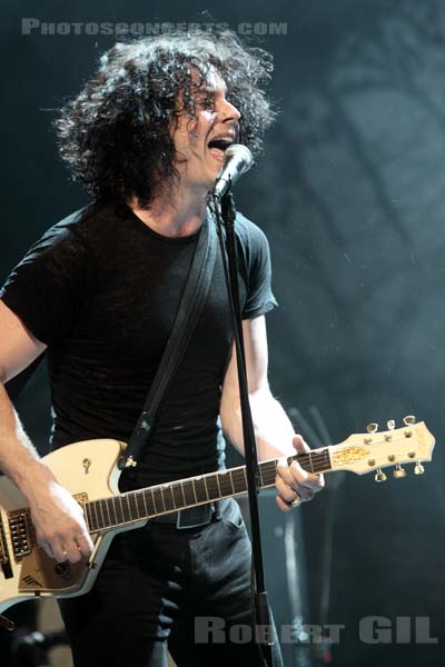 THE DEAD WEATHER - 2009-06-29 - PARIS - La Cigale - John Anthony Gillis [Jack White]